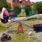 Imagen desata ternura en redes: Adultos son captados jugando en el parque Adultos son fotografiados mientras jugaban en un parque