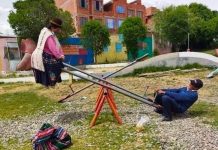 Adultos son fotografiados mientras jugaban en un parque