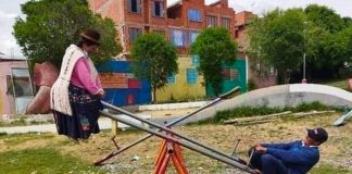 Adultos son fotografiados mientras jugaban en un parque