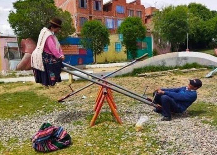 Adultos son fotografiados mientras jugaban en un parque