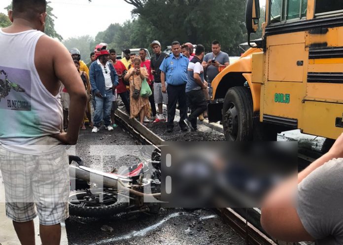 3 Dos motociclistas fallecen al ser impactados por un bus en Chinandega
