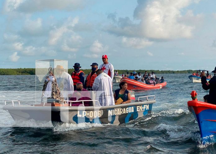 Feligreses realizan la Xl peregrinación acuática Mariana