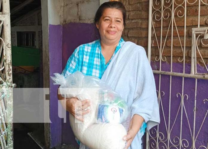 Entregan paquetes alimenticios en Bo. La Primavera de Managua