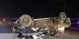 Conductor ebrio vuelca su camioneta en Managua y vive para contarlo