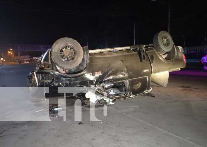Conductor ebrio vuelca su camioneta en Managua y vive para contarlo