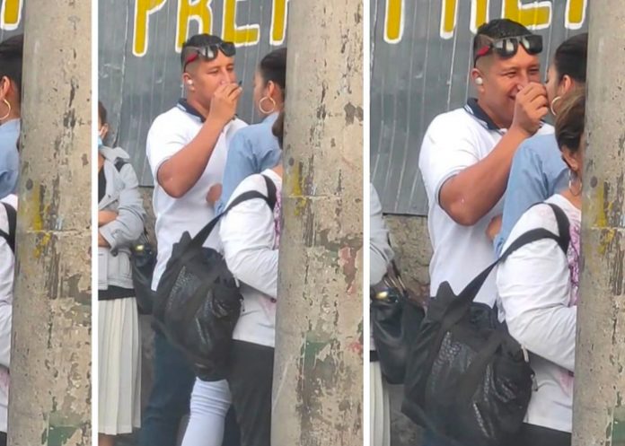 Hombre maquillando a su mujer se viraliza en redes