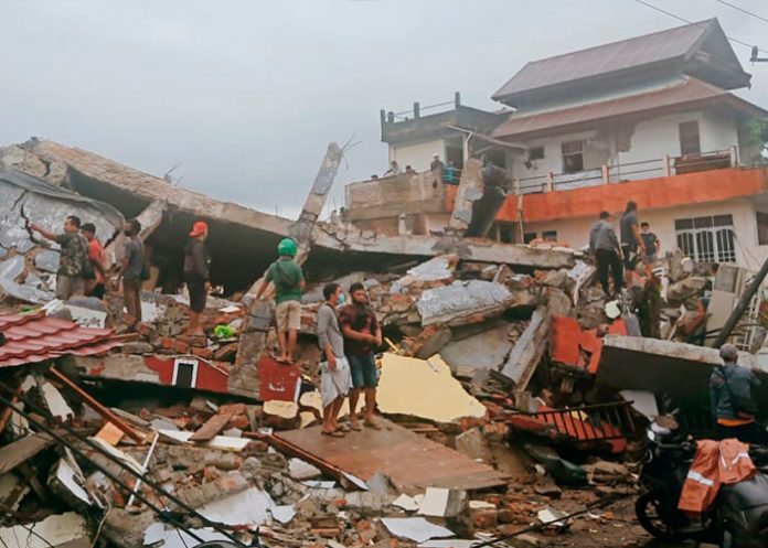 3 Búsqueda de supervivientes en Indonesia tras sismo que mató a 162 personas