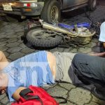 Motociclista se tira la doble raya amarilla y colisiona en Managua Foto: Motociclista se tira la doble raya amarilla y colisiona en Managua / TN8