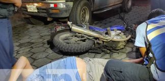 Foto: Motociclista se tira la doble raya amarilla y colisiona en Managua / TN8