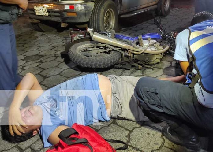 3 Foto: Motociclista se tira la doble raya amarilla y colisiona en Managua / TN8