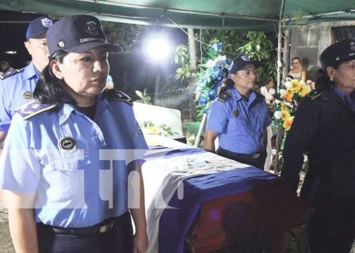 Autoridades y familiares rinden homenaje póstumo a policía asesinada en Esquipulas