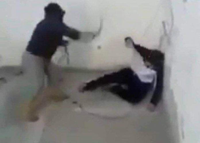 Azotó a su hijo por abandonar a su esposa embarazada