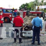 «Yo traía mi verde» Vehículo se vuelca al impactar con otro en Managua "Yo traía mi verde" Vehículo se vuelca al impactar con otro en Managua