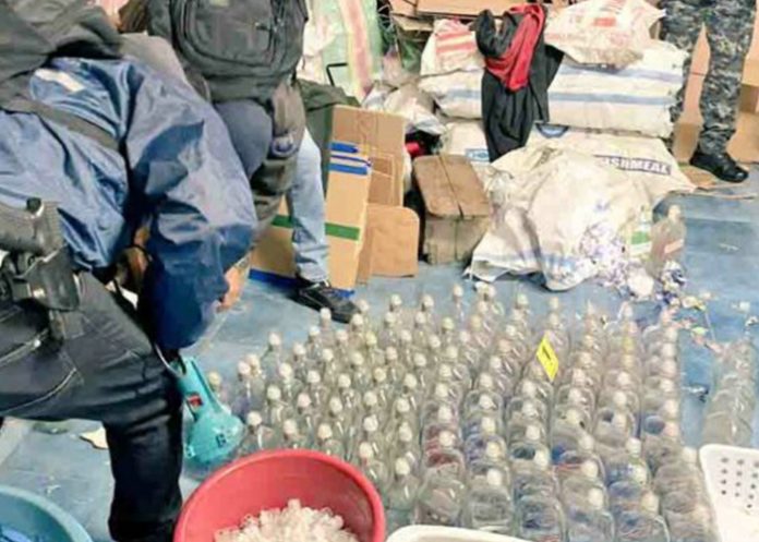 4444 Aumenta a 104 la cifra de intoxicados con alcohol adulterado en Ecuador