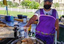 Disfrute de un pescado frito en la Feria del Mar, en Managua