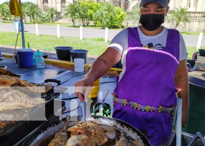 Disfrute de un pescado frito en la Feria del Mar, en Managua