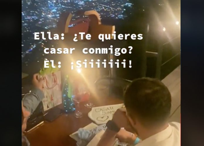 Mujer le pide matrimonio a su novio