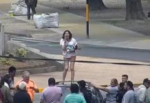 ‘Destornillada’ intentó tirar a su bebé desde el techo de un auto en Argentina Trasladada a un hospital psiquiátrico de Argentina