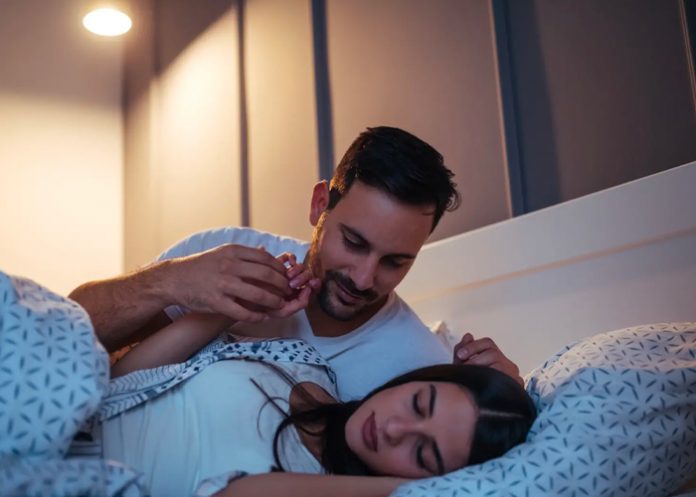Mujer asegura que su esposo sufre sexsomnia