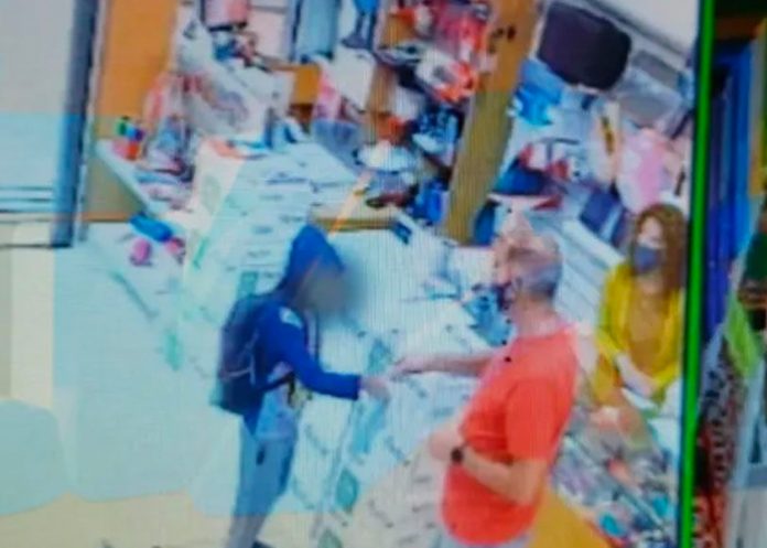 Entró a pedir un lápiz y le regalaron una bolsa con útiles