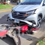 Conductora irresponsable se tira el Alto e impacta a motociclista en Managua Escena de un accidente de tránsito en Managua