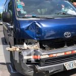 Motorizados salen por los aires al impactar con microbús en Managua En una intersección de Managua se registró un fuerte accidente