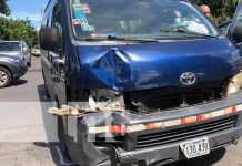 Motorizados salen por los aires al impactar con microbús en Managua En una intersección de Managua se registró un fuerte accidente