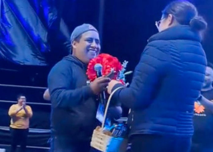 Propuesta de matrimonio en pleno concierto de 