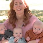 Mujer de 46 años celebra haber tenido trillizos idénticos