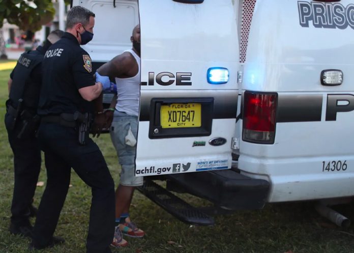 Sacerdote de rito vudú viola dos veces a mujer en Miami