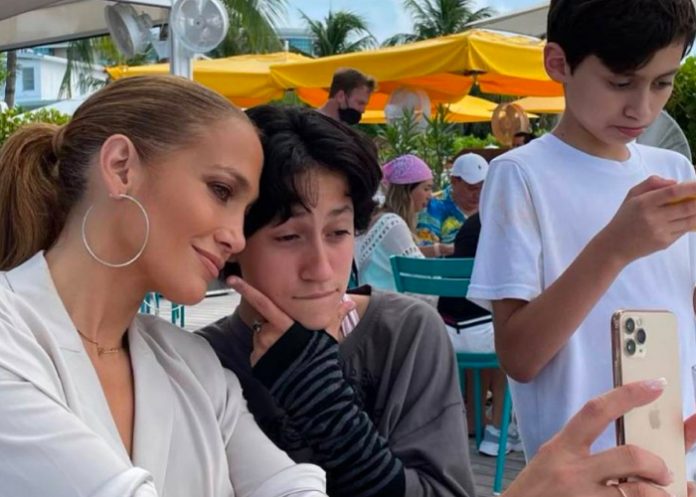 Acusan a Jennifer Lopez de maltratar a sus niñeras 