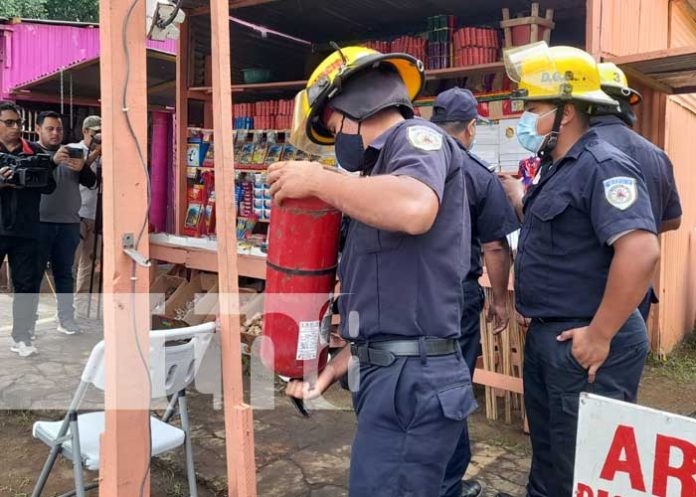 Foto: Inspección de bomberos en puestos de pólvora en Managua / TN8