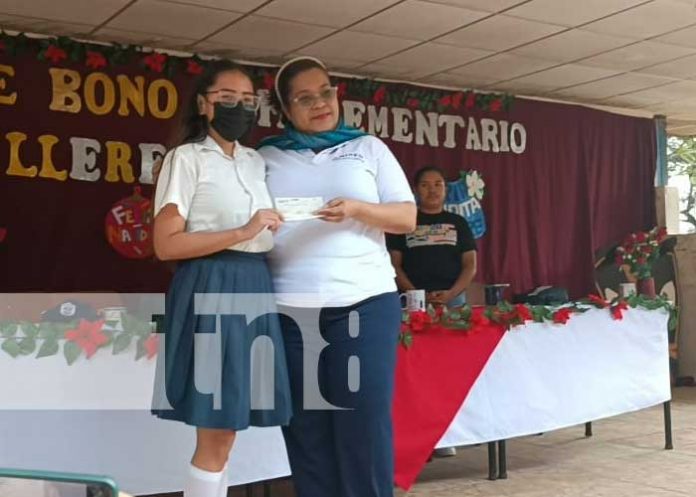 Entrega de bonos a bachilleres de Carazo y Granada