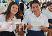 Bachilleres de Managua reciben bono complementario de promoción Entrega de bonos económicos a bachilleres de Managua
