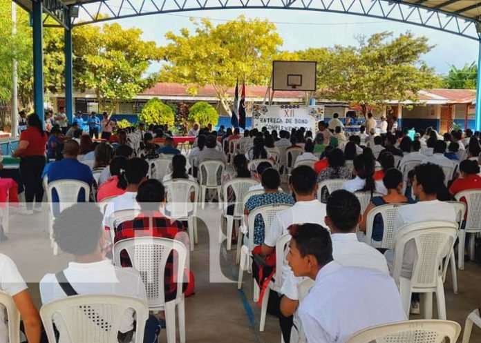 Entrega de bono del bachiller a estudiantes de León y Nandaime