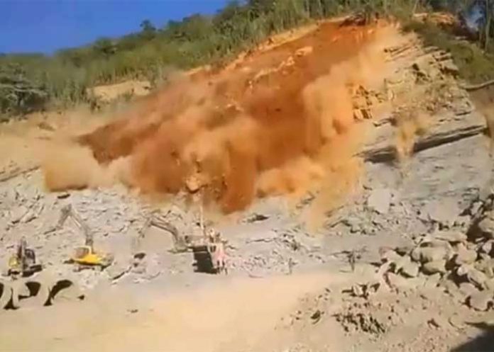 cantera 8 muertos al derrumbarse una cantera de piedra en India