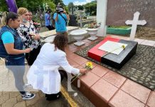 Familias de Managua visitan a sus deudos en el Cementerio Periférico Cementerio Periférico recibe la visita de las familias en Managua