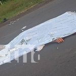 Aparatoso accidente acaba con la vida de joven motociclista en Chinandega Escena de mortal accidente de tránsito en Chinandega