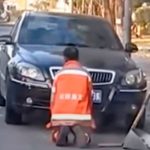 ¡Humillante! Obligan a barrendero a arrodillarse por ensuciar carro de lujo