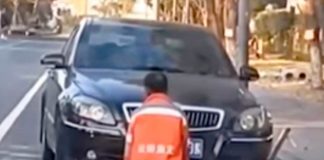 ¡Humillante! Obligan a barrendero a arrodillarse por ensuciar carro de lujo