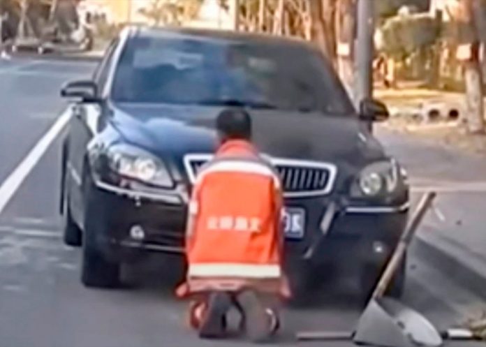 ¡Humillante! Obligan a barrendero a arrodillarse por ensuciar carro de lujo