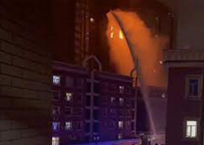 10 muertos tras un voraz incendio en Xinjiang, China
