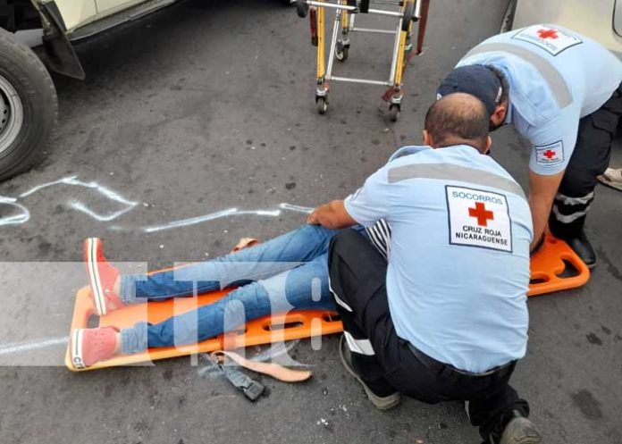 Accidente en intersección de Managua entre carro y moto