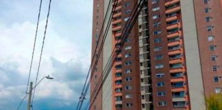 Un hombre agarró a su pequeño hijo y se lanzó de un edifico en Colombia