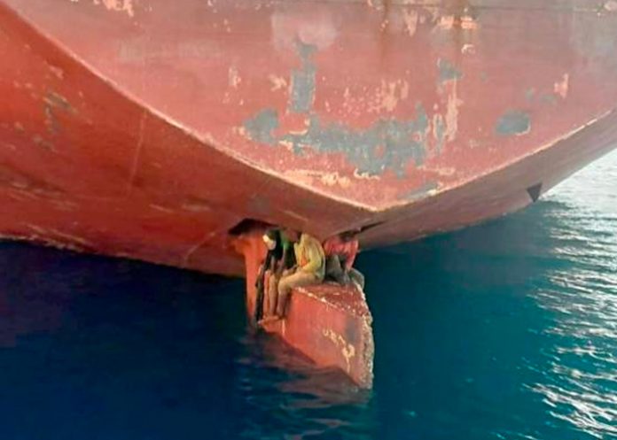 Migrantes viajaron 11 días en la pala del timón para llegar a España