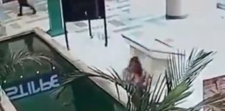 Por estar ‘pegada al celular’, se dio un chapuzón