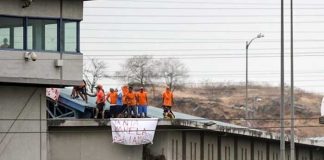 Violento motín en una cárcel de Ecuador dejó 12 agentes heridos