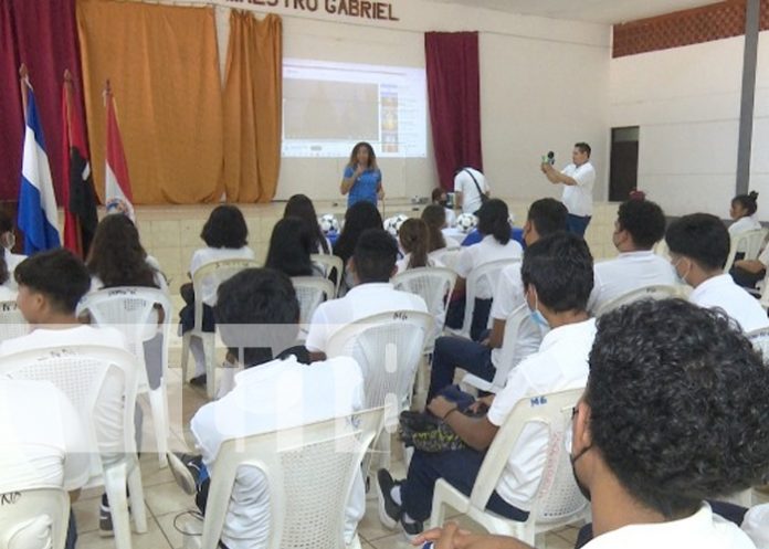 ee MINED lleva a cabo taller de Fútbol Femenino en un colegio de Managua