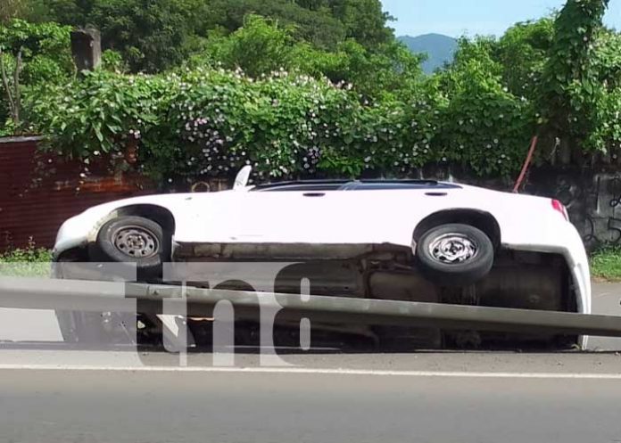 Luego de colisionar, abandona su vehículo en carretera Nueva a León