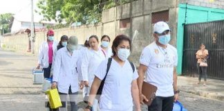 Familias se inmunizan contra el COVID-19 en el barrio Larreynaga, Managua